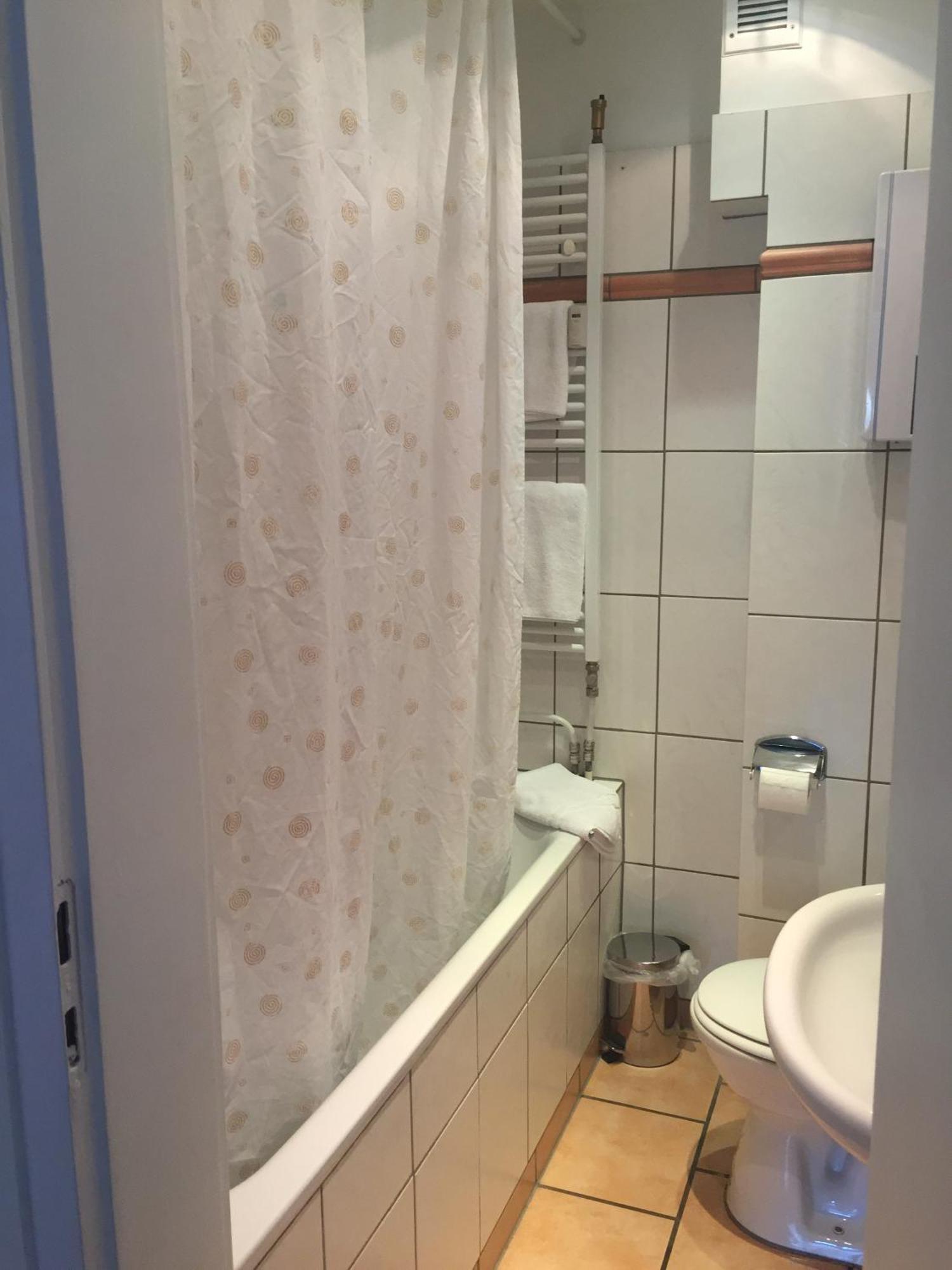 Barcelona Bed & Breakfast دوسلدورف الغرفة الصورة